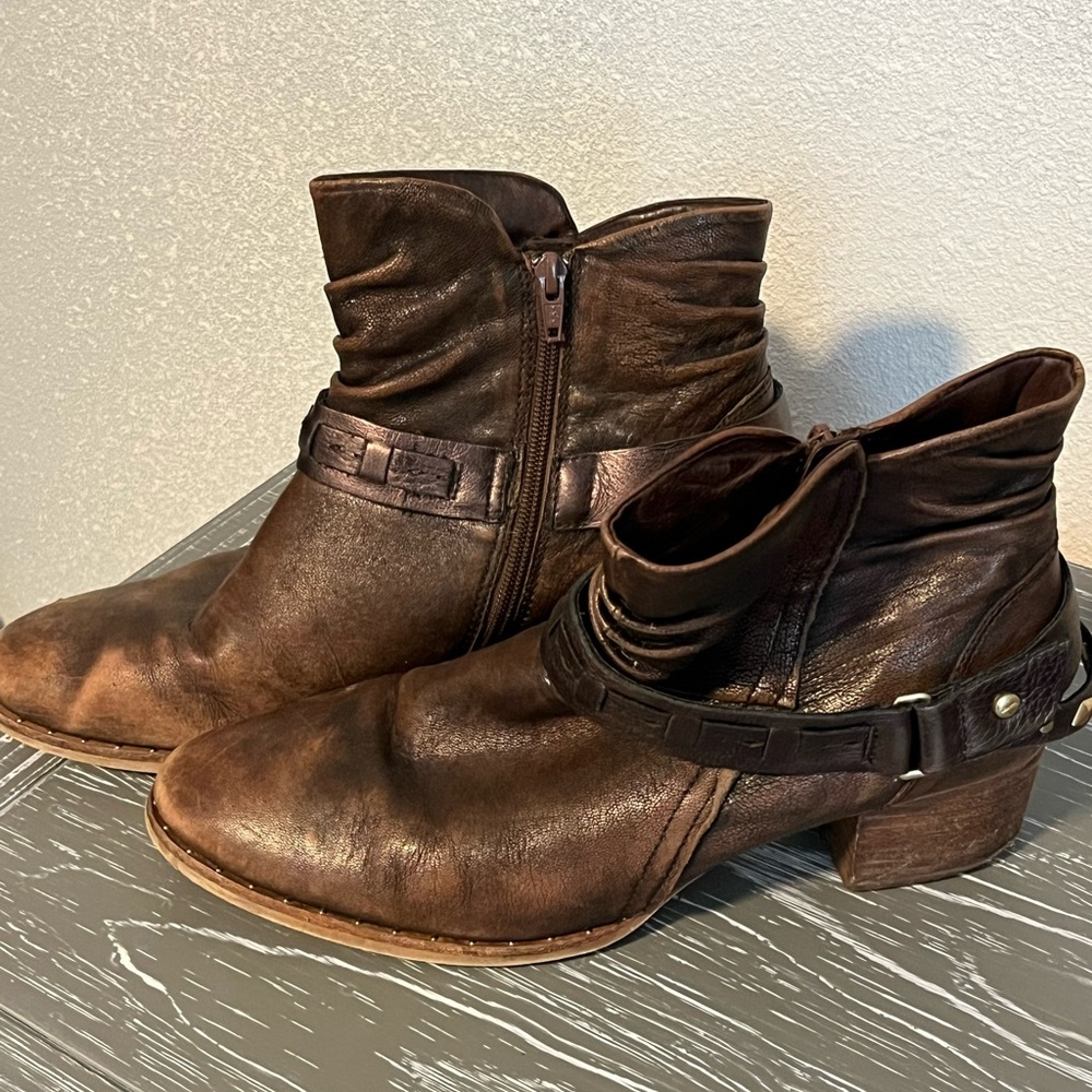 Ankle boots with low heel. Side zip.